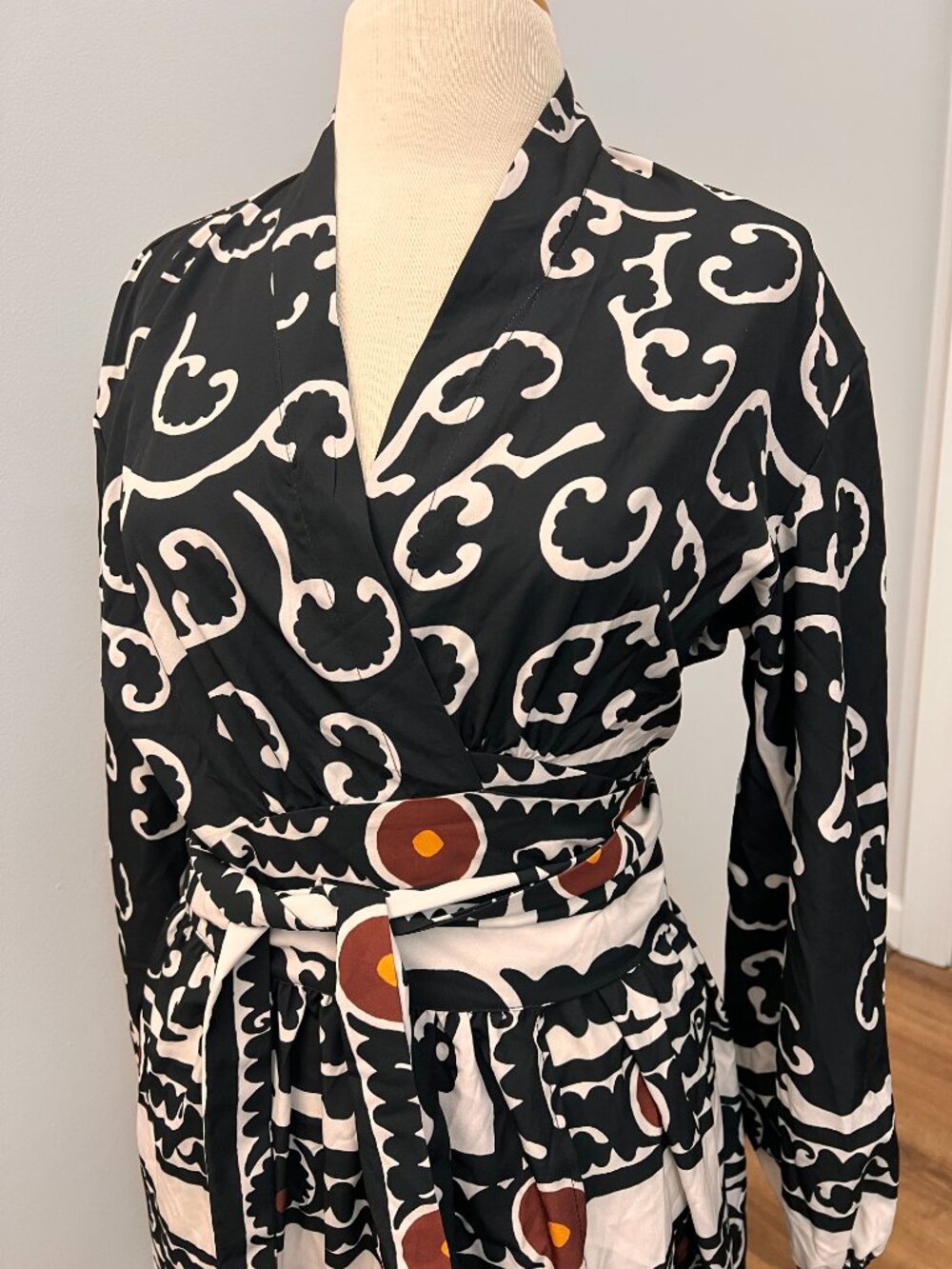 Black & White Printed Long Sleeve Maxi Dress with Belt - Picture 4 of 14